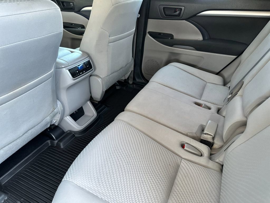 Used 2019 Toyota Highlander LE FWD image 11