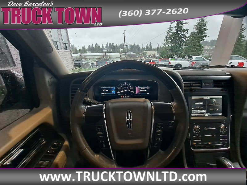 Used 2015 Lincoln Navigator 4WD image 16