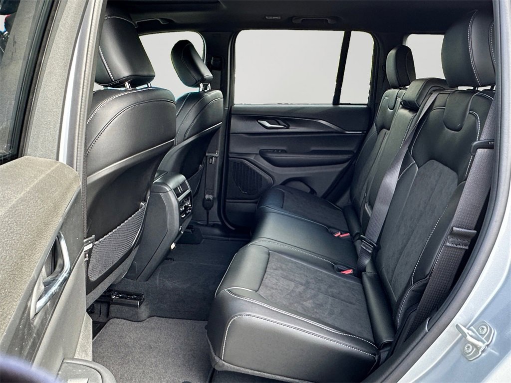 New 2025 Jeep Grand Cherokee Altitude image 15