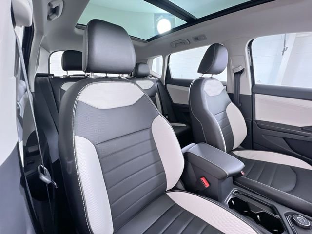Used 2025 Volkswagen Taos SEL image 25