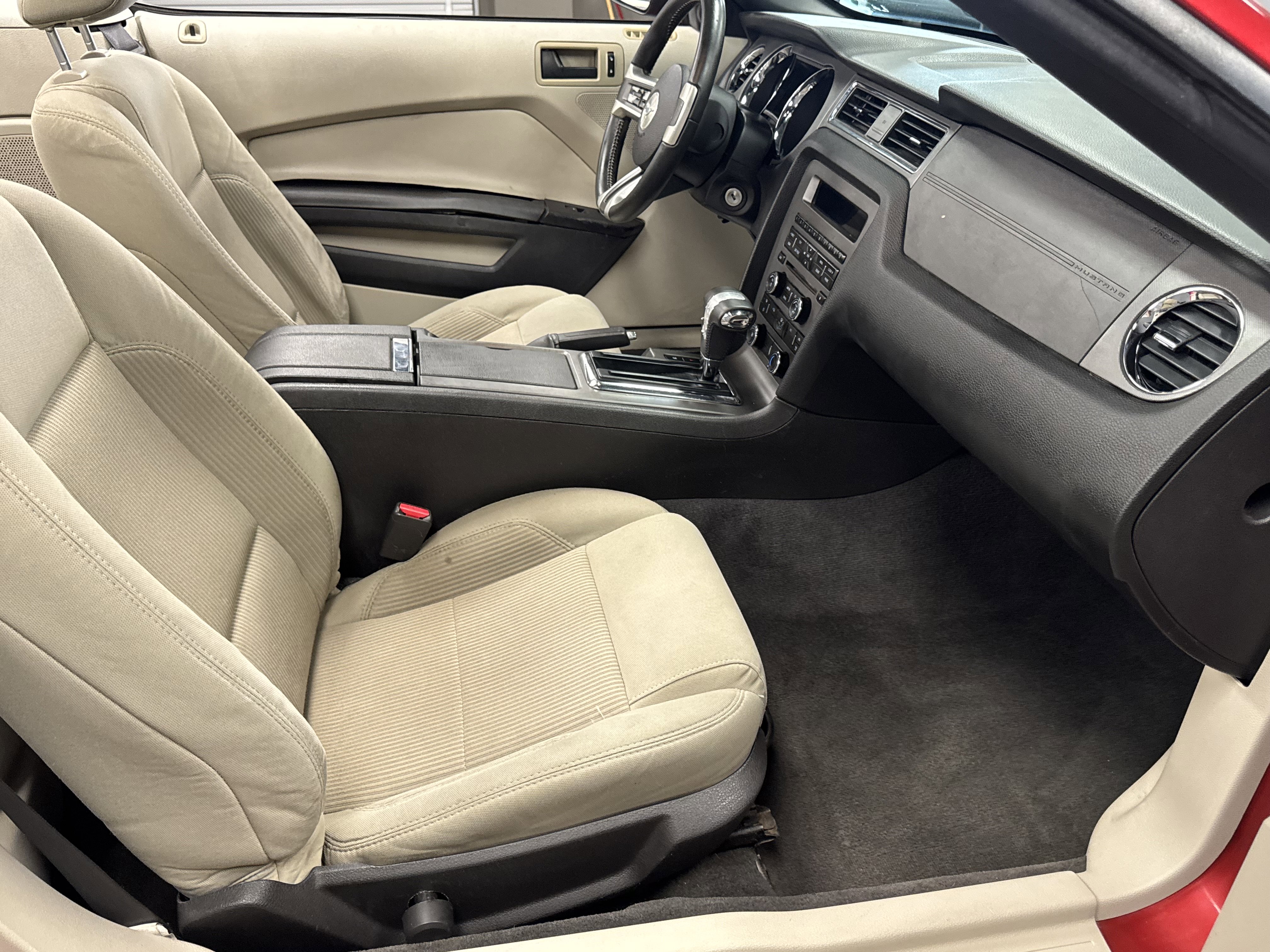 Used 2010 Ford Mustang Convertible image 18