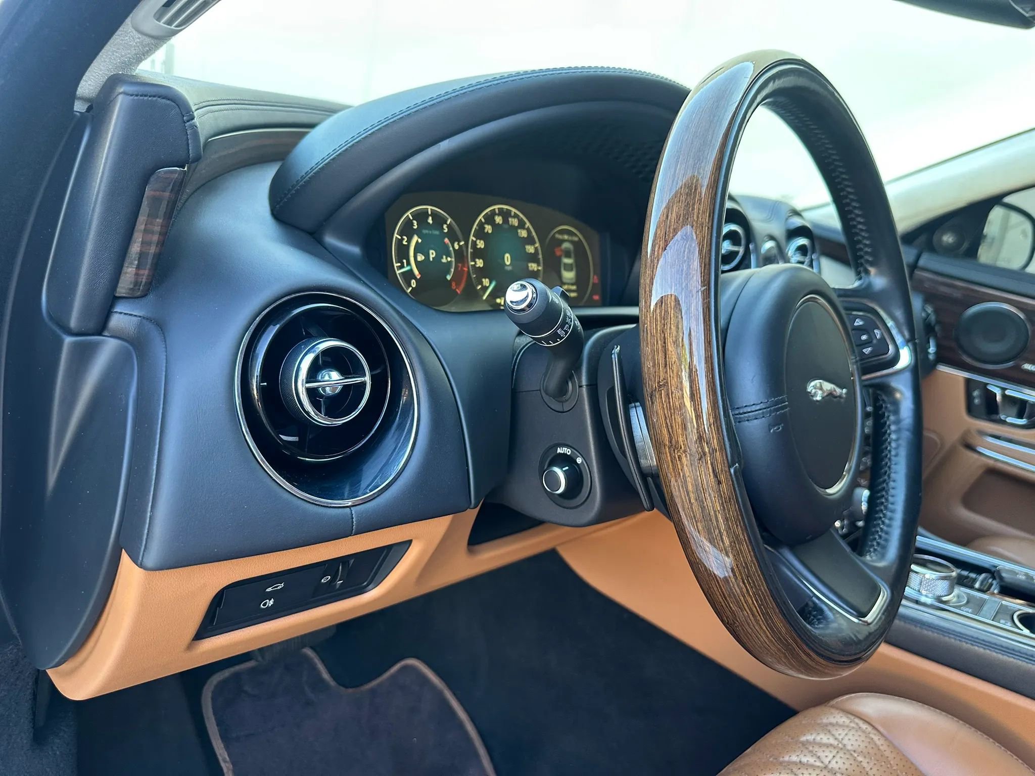 Used 2017 Jaguar XJ L Portfolio AWD/4WD image 37