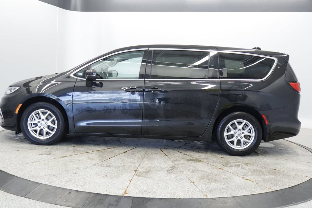 Certified 2023 Chrysler Pacifica Touring-L FWD image 2