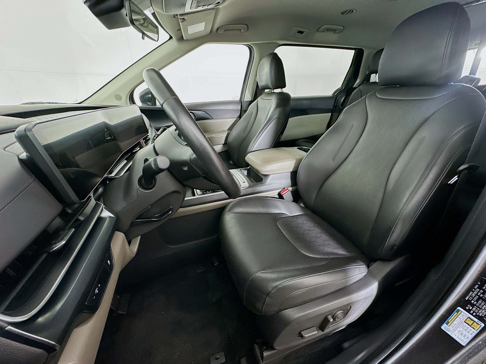 Used 2026 Kia Carnival FWD image 13