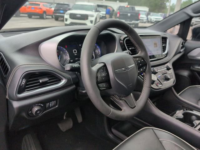 Used 2025 Chrysler Pacifica Limited image 31