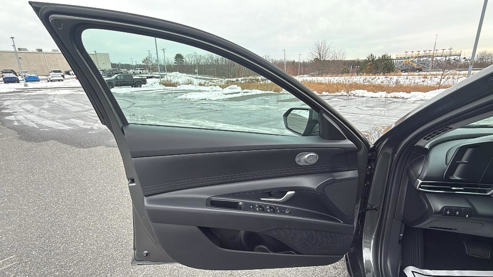 Used 2025 Hyundai Elantra SE image 25