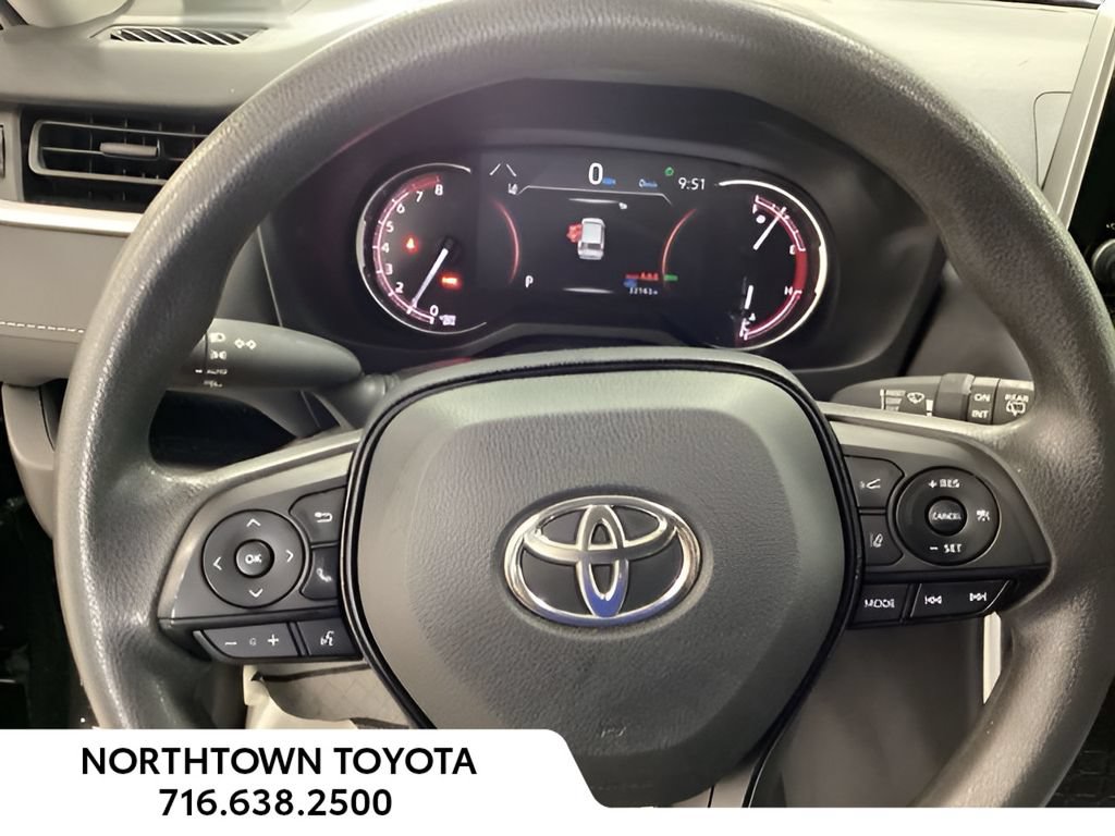 Used 2025 Toyota RAV4 XLE AWD/4WD image 21