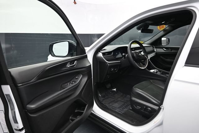 Used 2025 Jeep Grand Cherokee Altitude AWD/4WD image 12