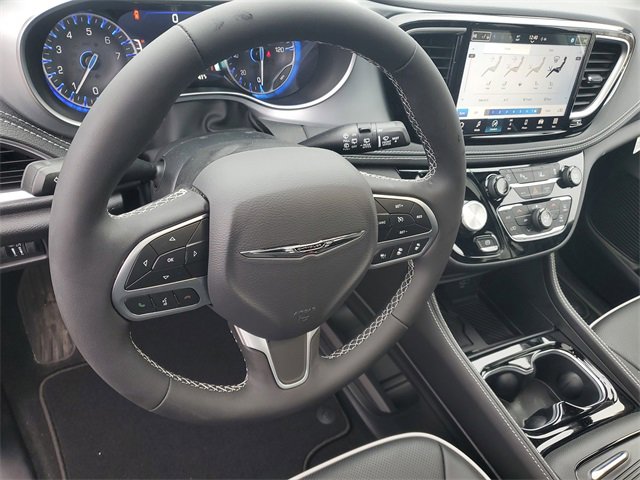 New 2026 Chrysler Pacifica Limited w/ Trailer Tow Group image 19