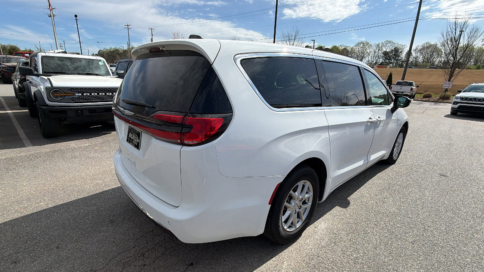 Used 2024 Chrysler Pacifica Touring-L image 8