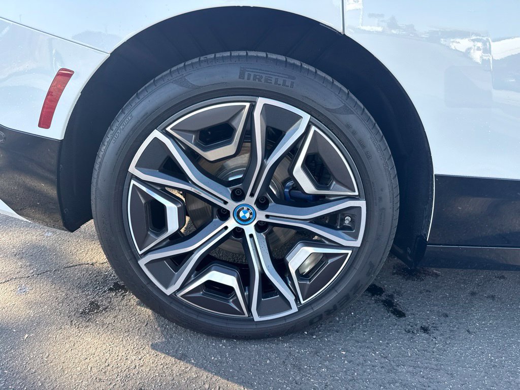 Used 2024 BMW iX xDrive50 w/ Premium Package AWD/4WD image 12