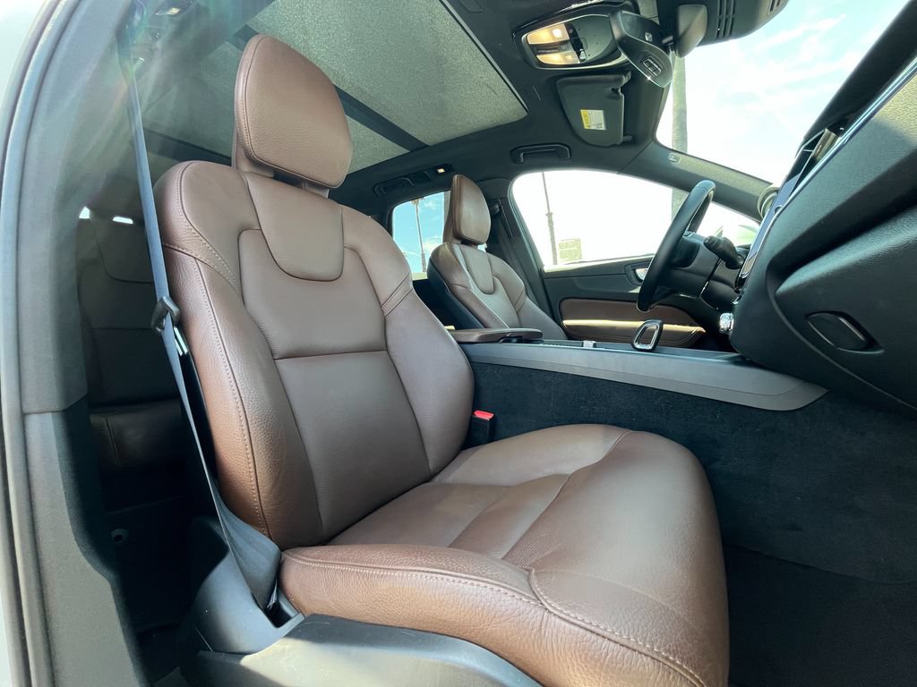 Used 2023 Volvo XC60 B5 Plus AWD/4WD image 19