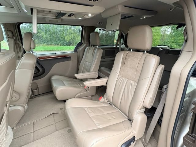 Used 2016 Chrysler Town & Country Limited Platinum w/ Trailer Tow Group FWD image 10