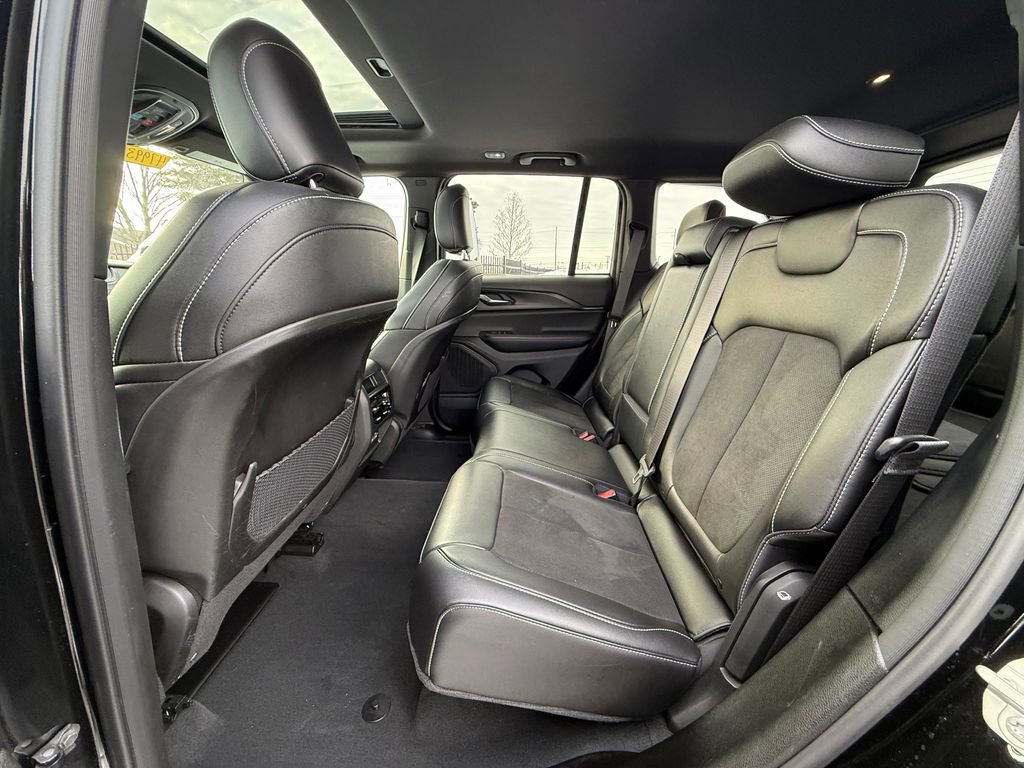 Used 2024 Jeep Grand Cherokee Altitude image 17