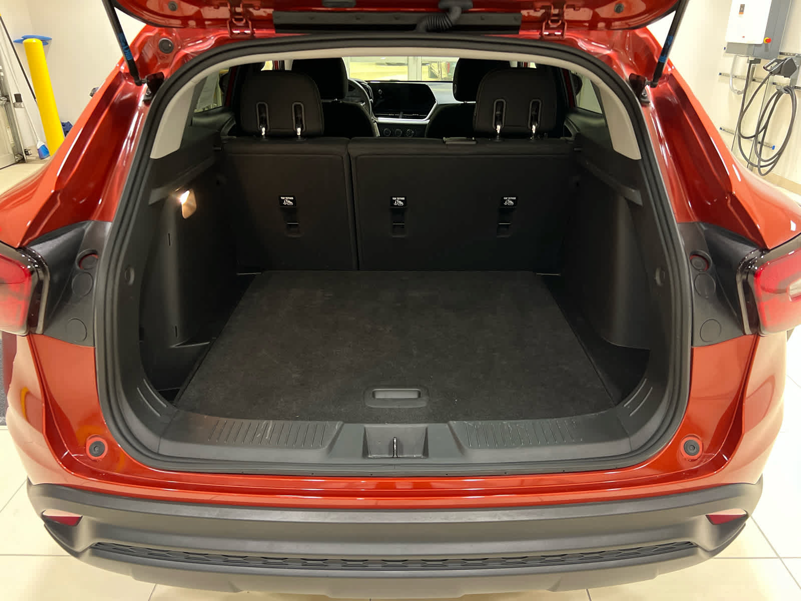 Used 2024 Chevrolet Trax LS w/ LS Convenience Package FWD image 2