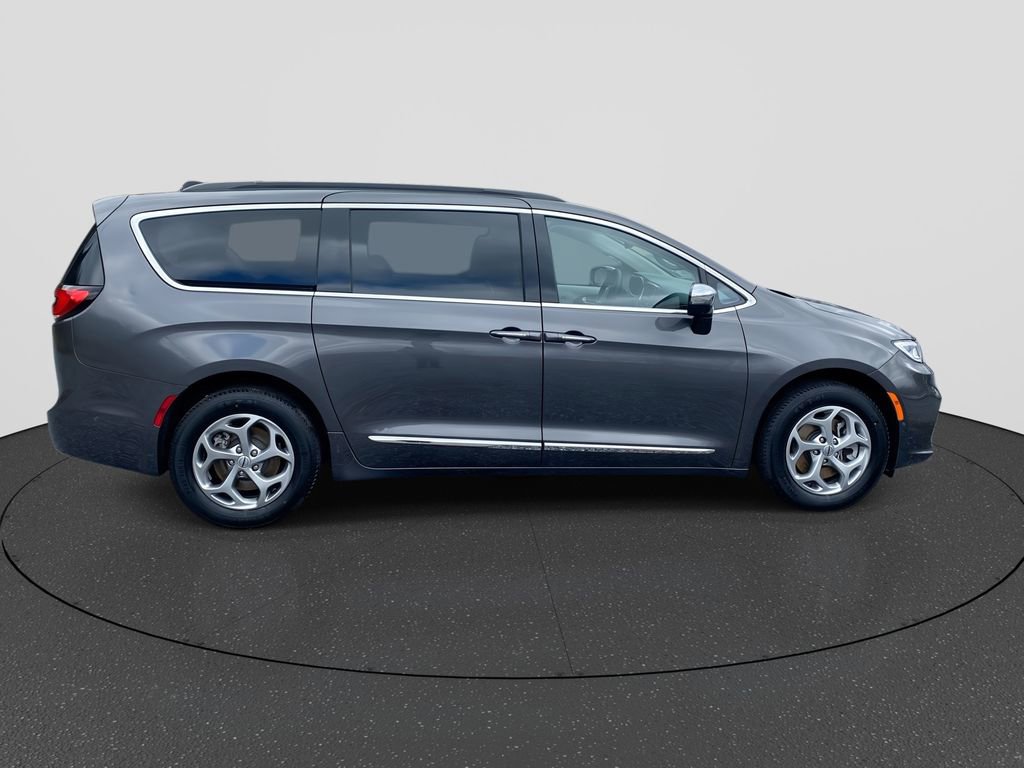 Used 2023 Chrysler Pacifica Limited w/ Trailer Tow Group image 9