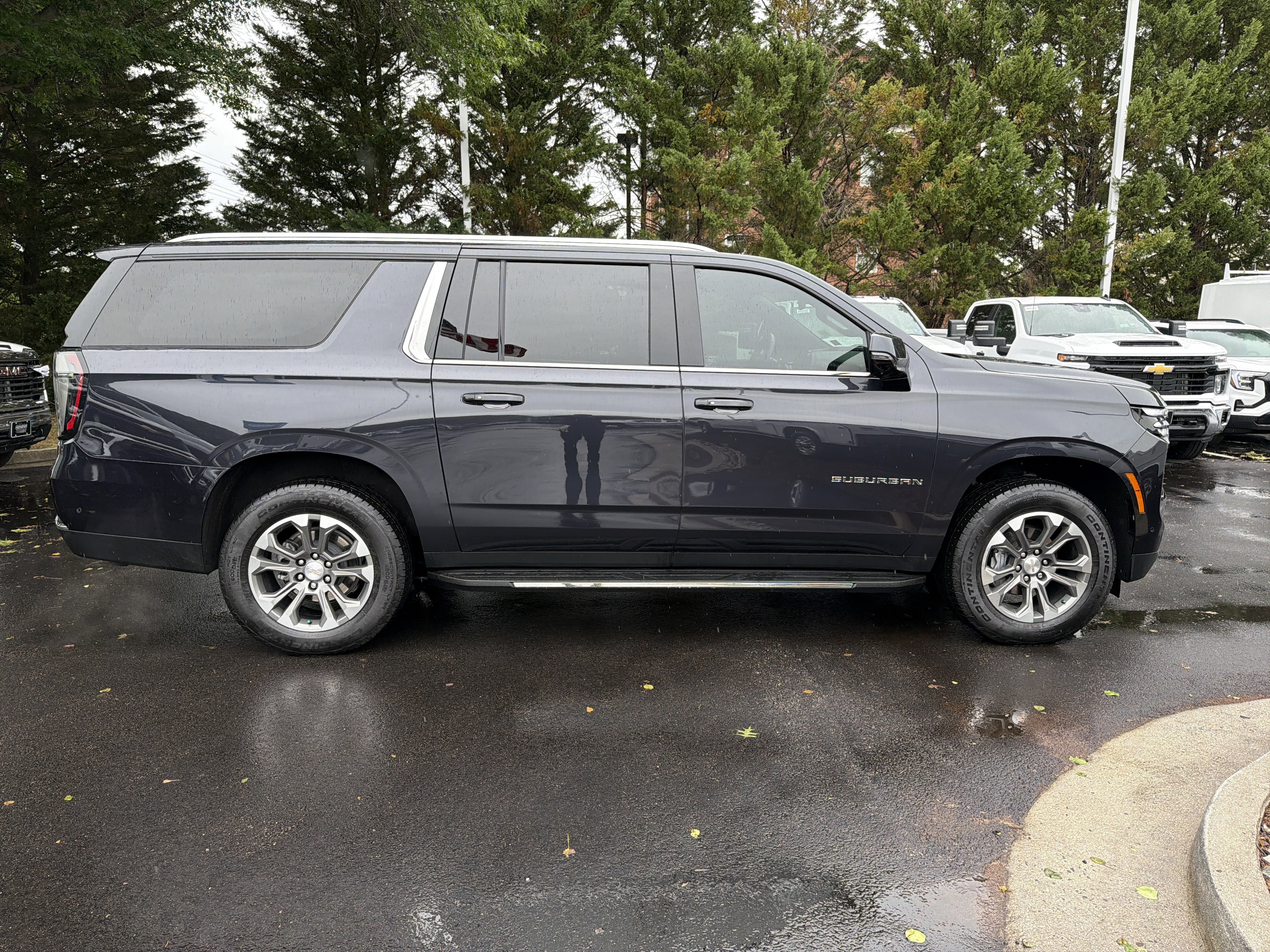Used 2025 Chevrolet Suburban LT w/ Comfort Package RWD image 11