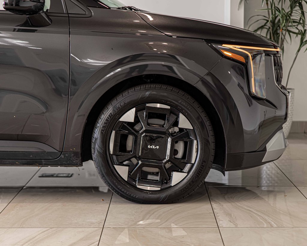 Used 2025 Kia Carnival EX image 10