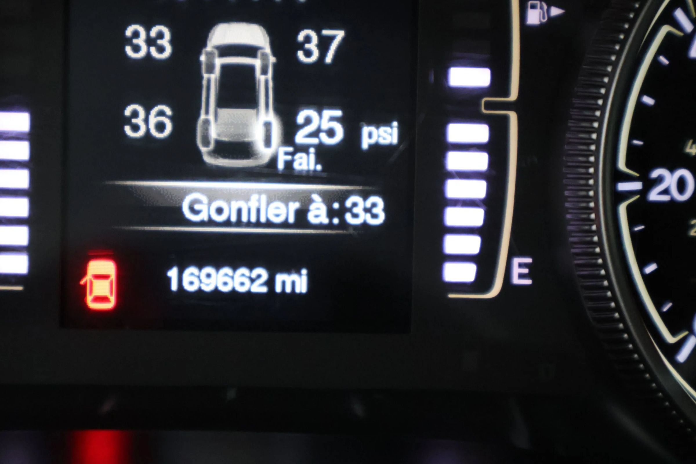 Used 2014 Jeep Cherokee Latitude w/ Cold Weather Group AWD/4WD image 18