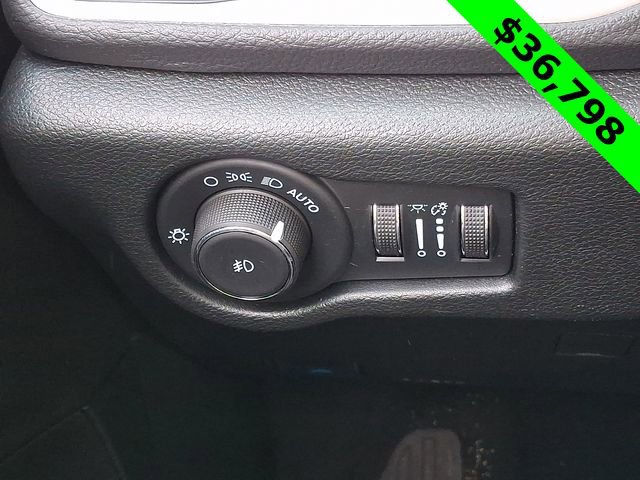 Used 2025 Chrysler Pacifica Premium image 25