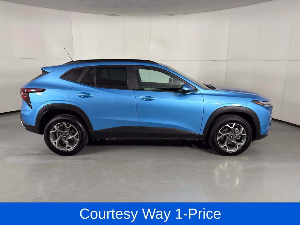 Used 2025 Chevrolet Trax LT FWD image 12