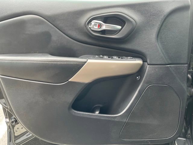 Used 2017 Jeep Cherokee Limited AWD/4WD image 9