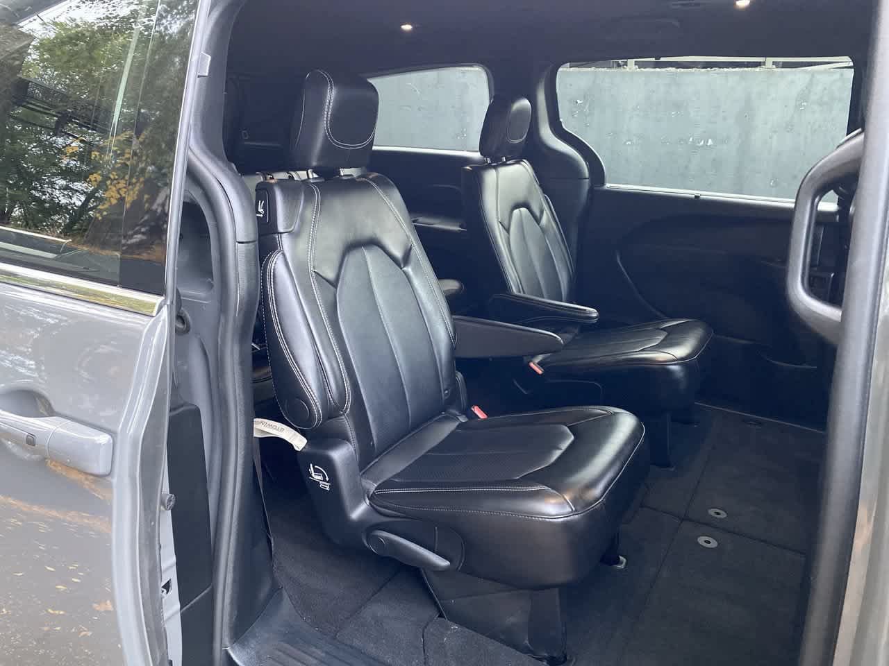 Used 2025 Chrysler Pacifica Select FWD image 17