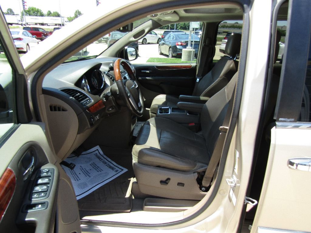 Used 2014 Chrysler Town & Country Limited w/ Luxury Group image 10