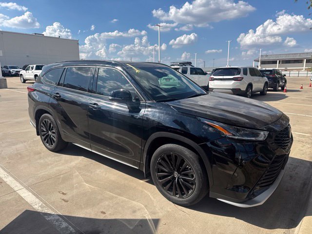 Used 2023 Toyota Highlander XSE FWD image 2