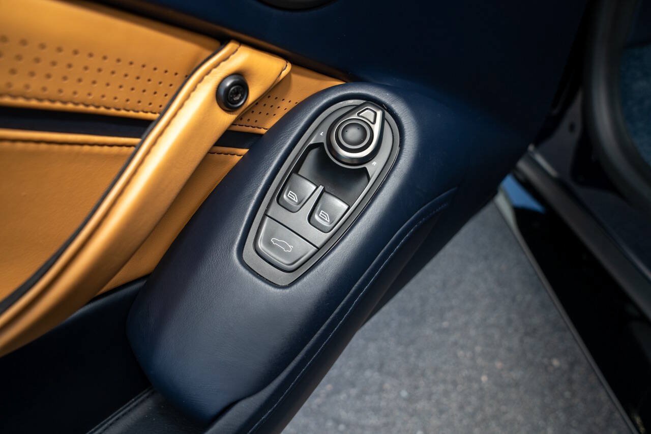 Used 2020 Aston Martin V8 Vantage Coupe RWD image 31