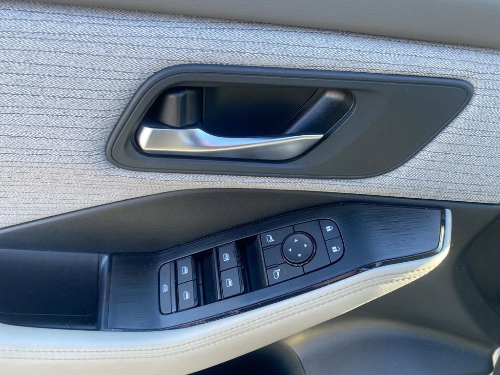 Used 2023 Nissan Rogue SV image 11