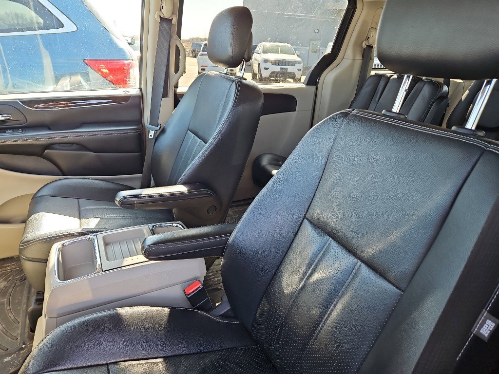 Used 2014 Chrysler Town & Country Touring-L w/ Driver Convenience Group image 7