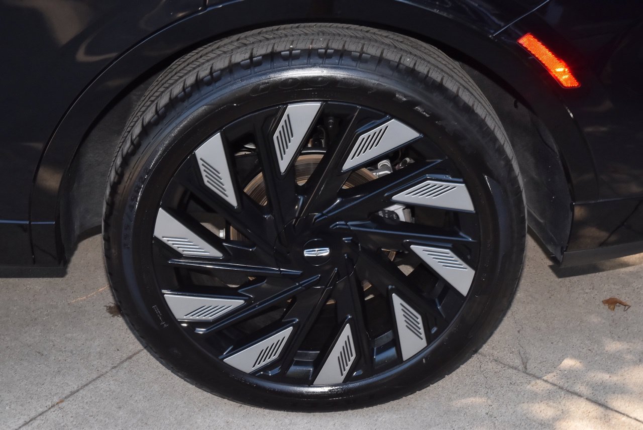 Certified 2025 Lincoln Nautilus Reserve w/ Jet Appearance Package AWD/4WD image 39