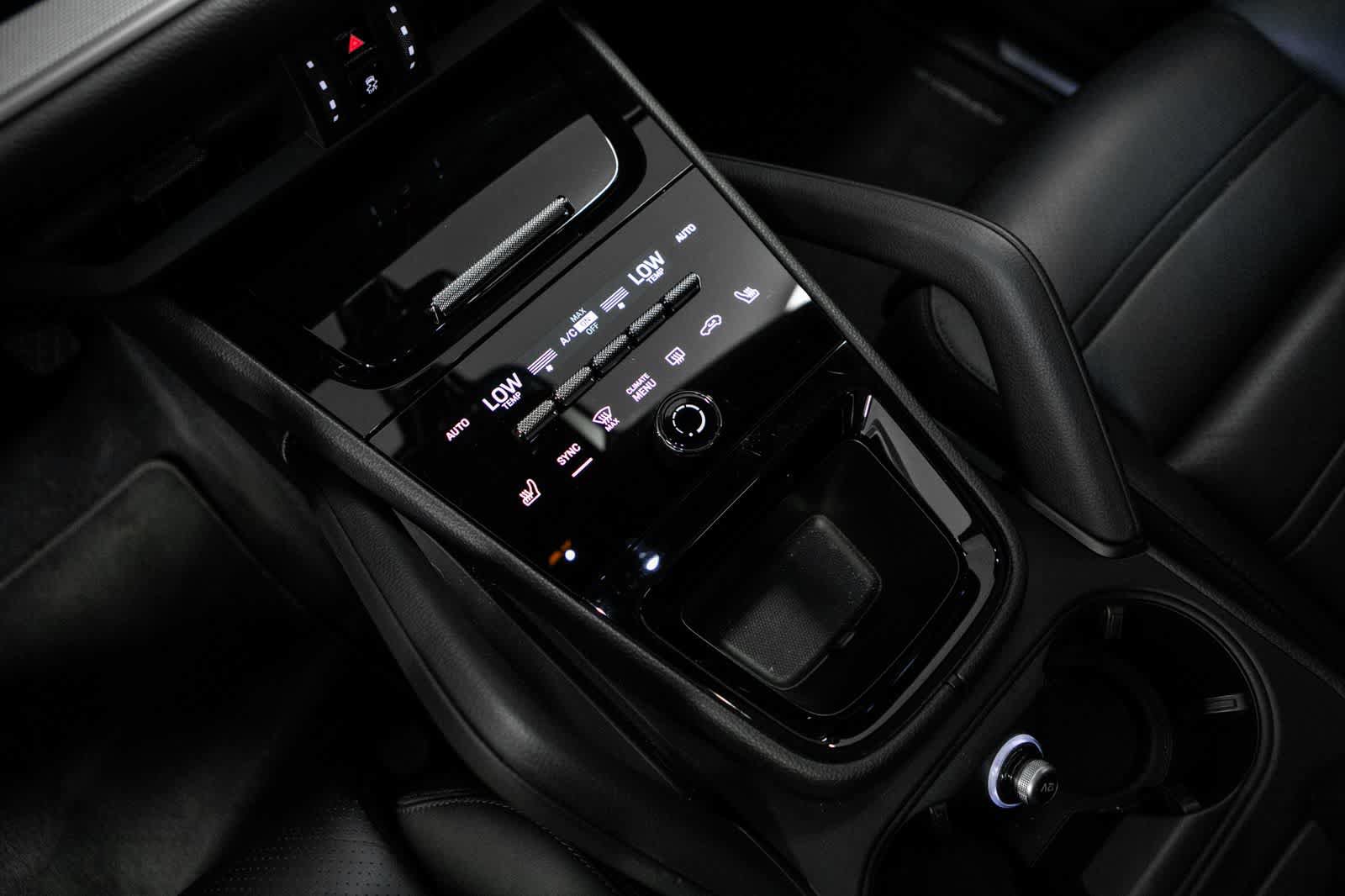 Certified 2024 Porsche Cayenne Coupe AWD/4WD image 23