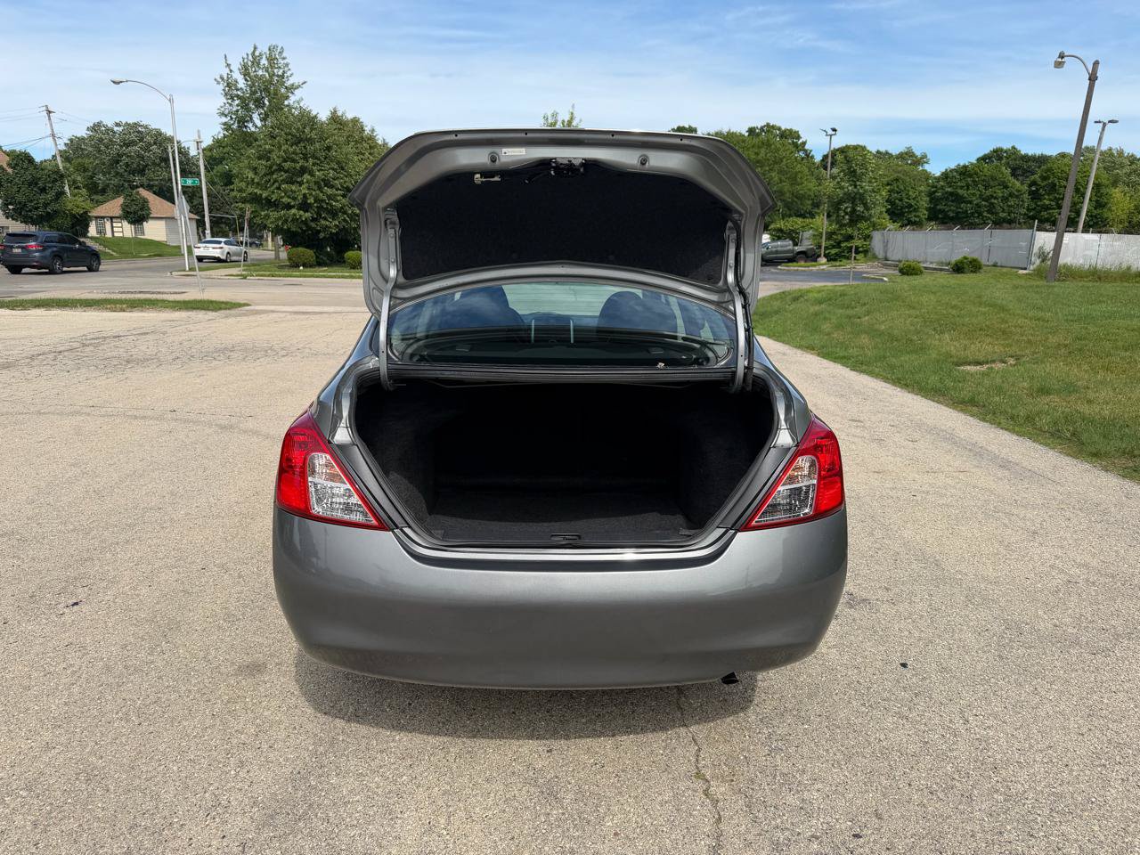 Used 2014 Nissan Versa SV FWD image 8