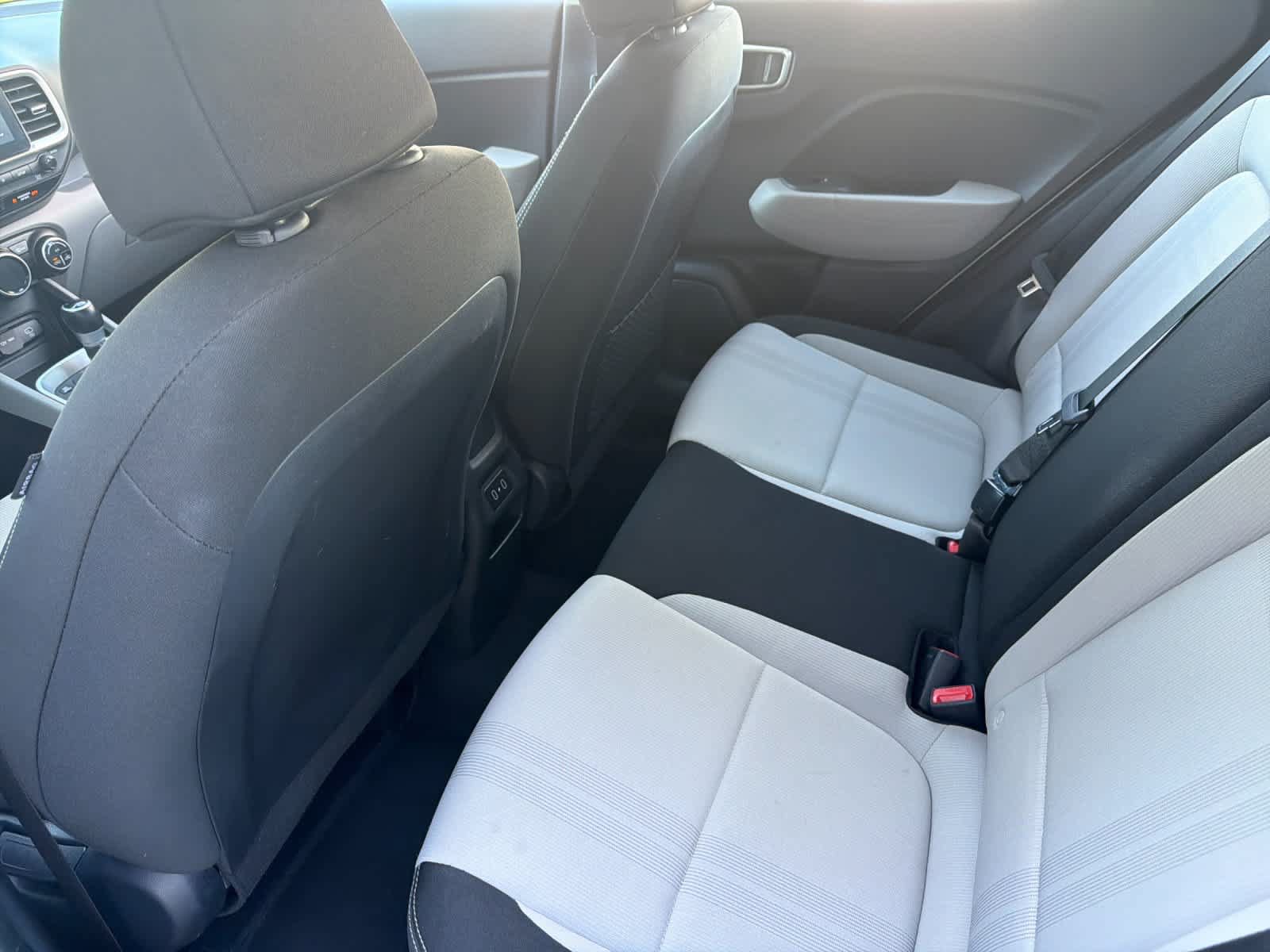 Used 2025 Hyundai Venue SEL FWD image 4