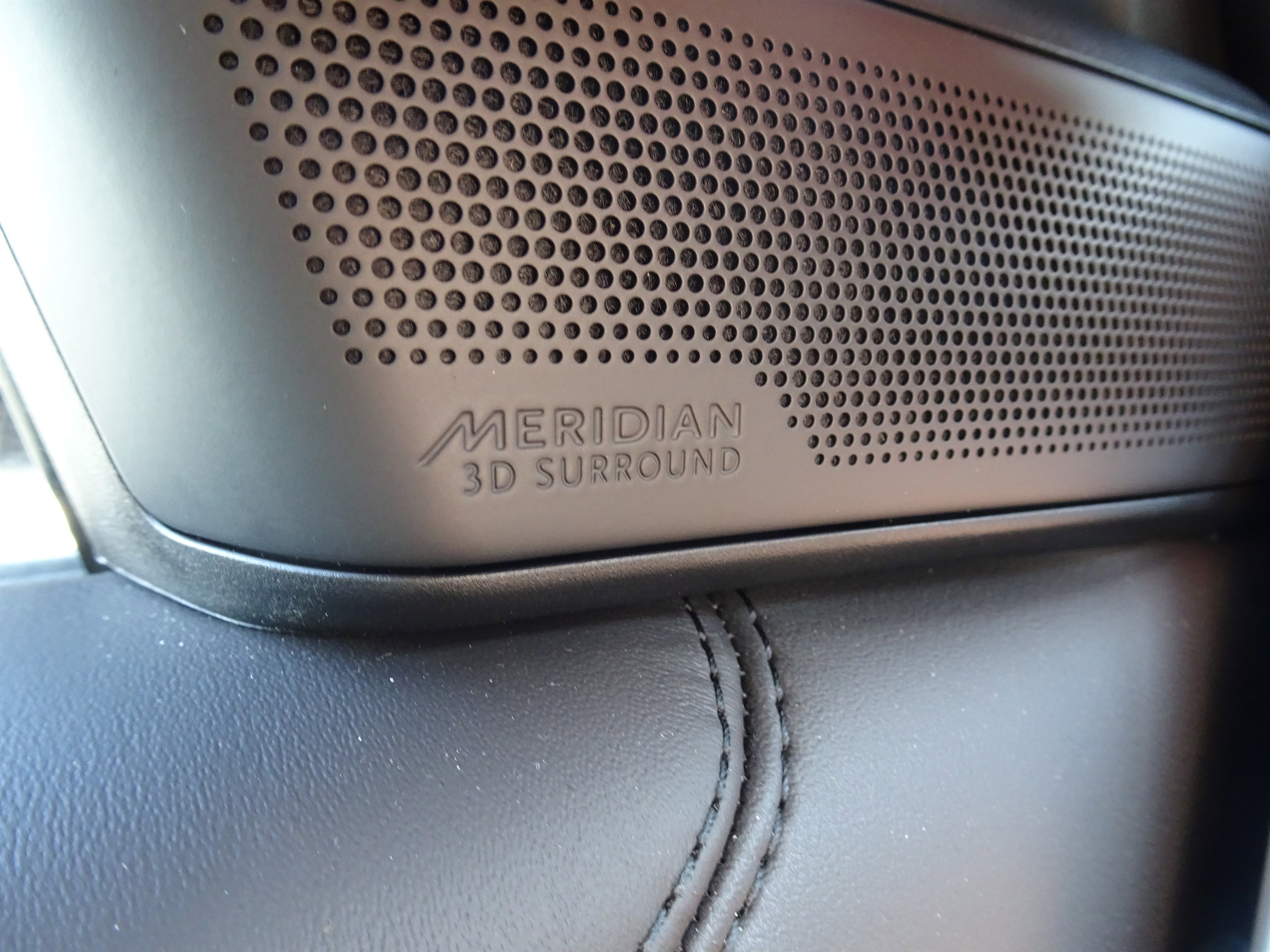 Certified 2025 Land Rover Range Rover SE image 35