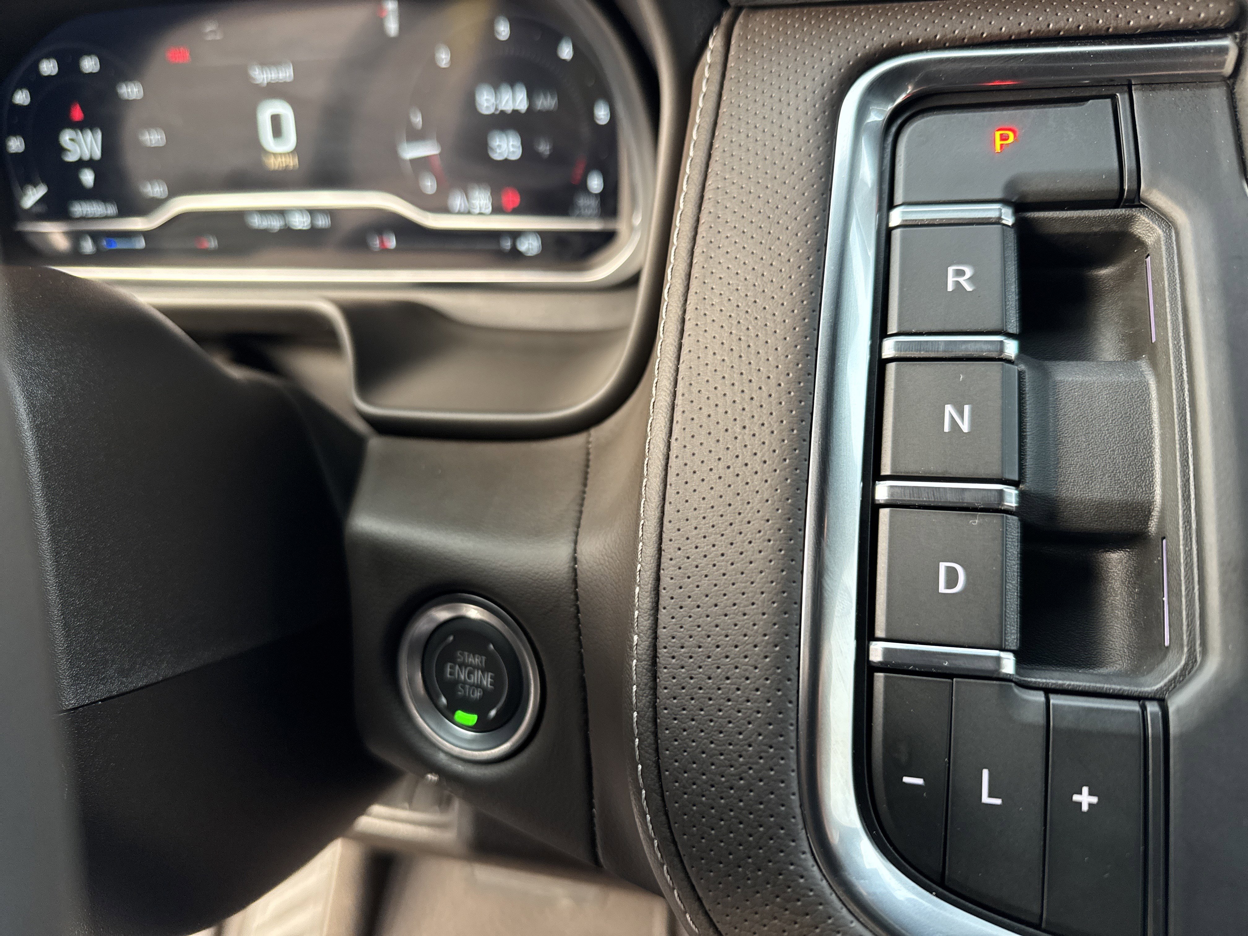 Used 2024 GMC Yukon XL SLT w/ SLT Luxury Package image 27