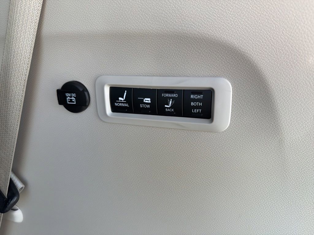 Used 2021 Chrysler Pacifica Limited image 24