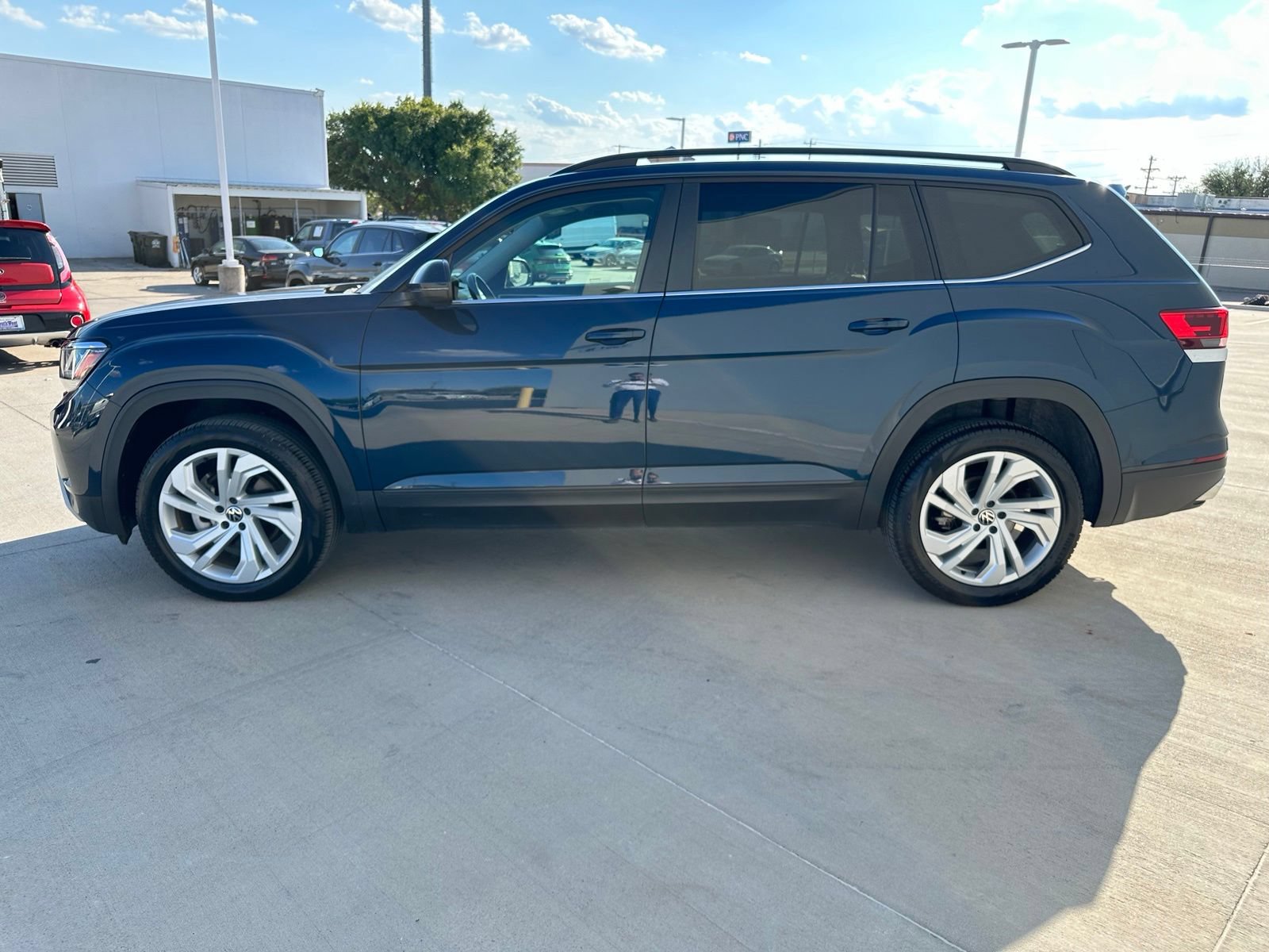 Used 2023 Volkswagen Atlas SE w/ Panoramic Sunroof Package FWD image 4