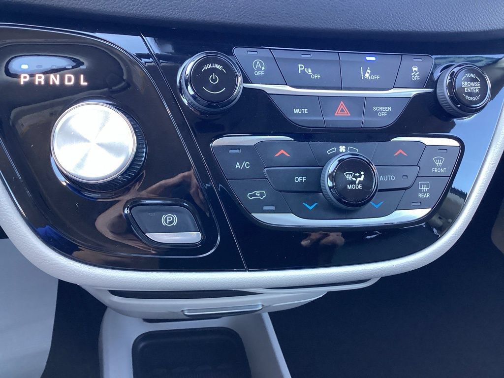 Used 2024 Chrysler Pacifica Touring-L FWD image 22