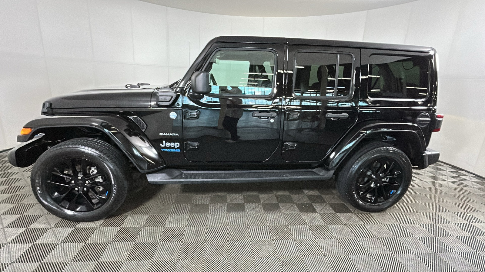 Used 2022 Jeep Wrangler Unlimited Sahara AWD/4WD image 7