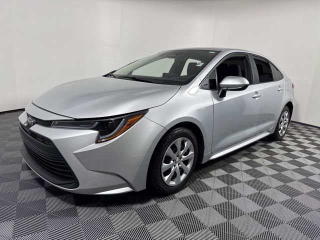 Used 2024 Toyota Corolla LE image 2