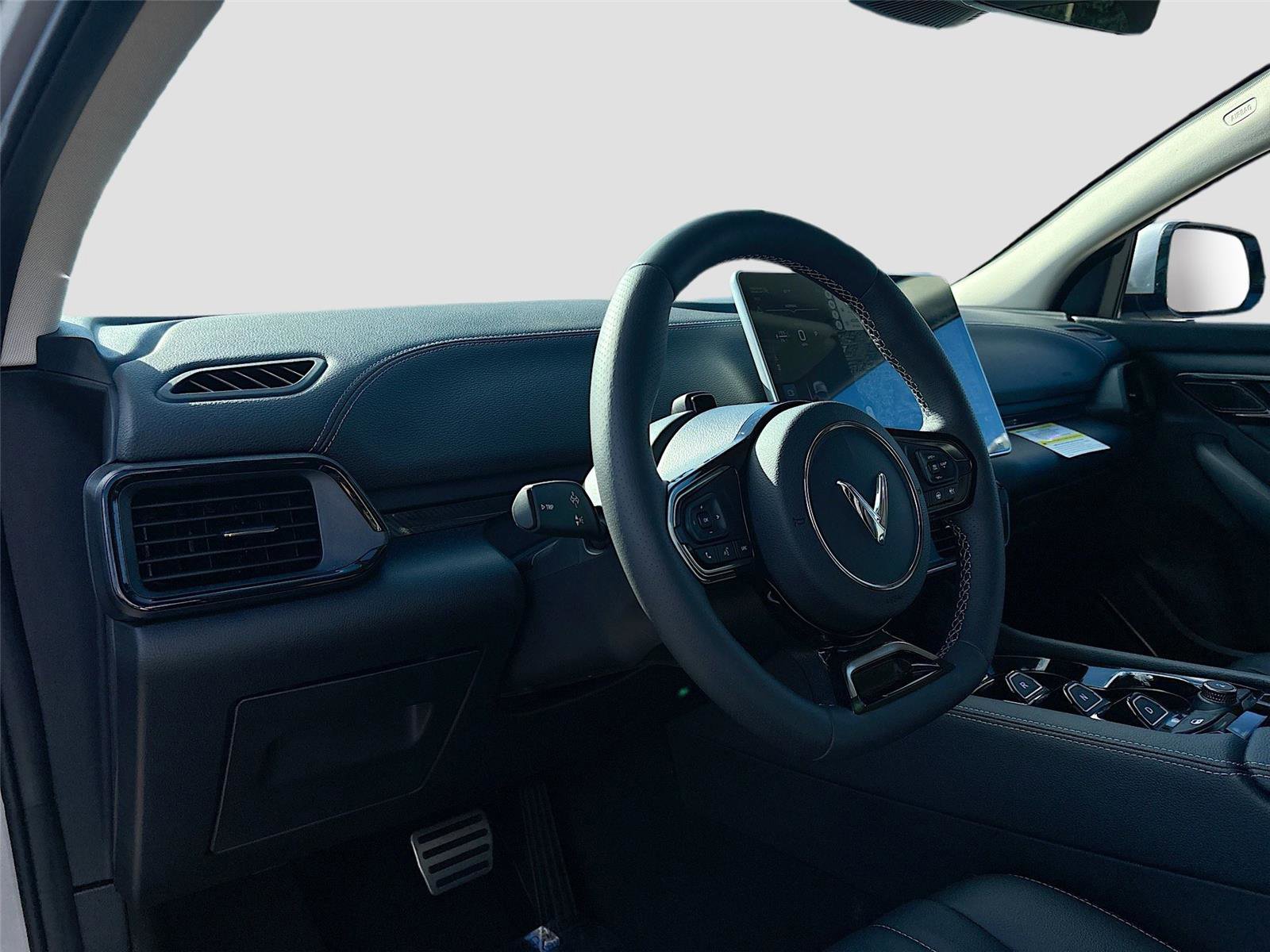 New 2025 VinFast VF 8 Eco image 9