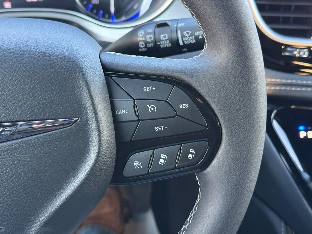 Used 2025 Chrysler Pacifica Limited image 23