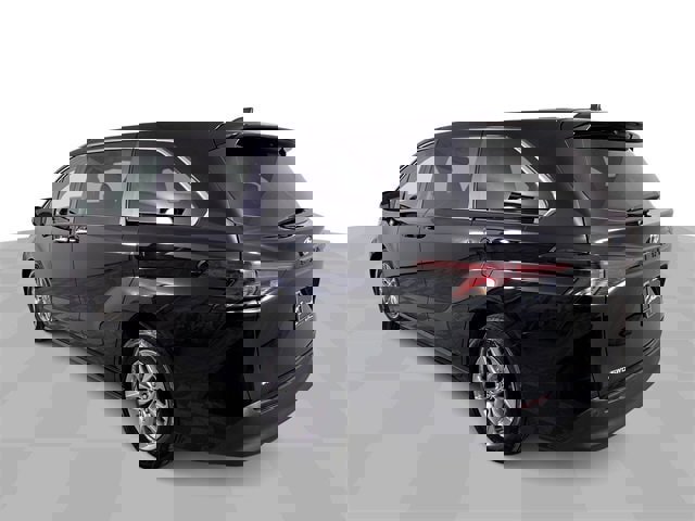 Used 2024 Toyota Sienna XLE image 6