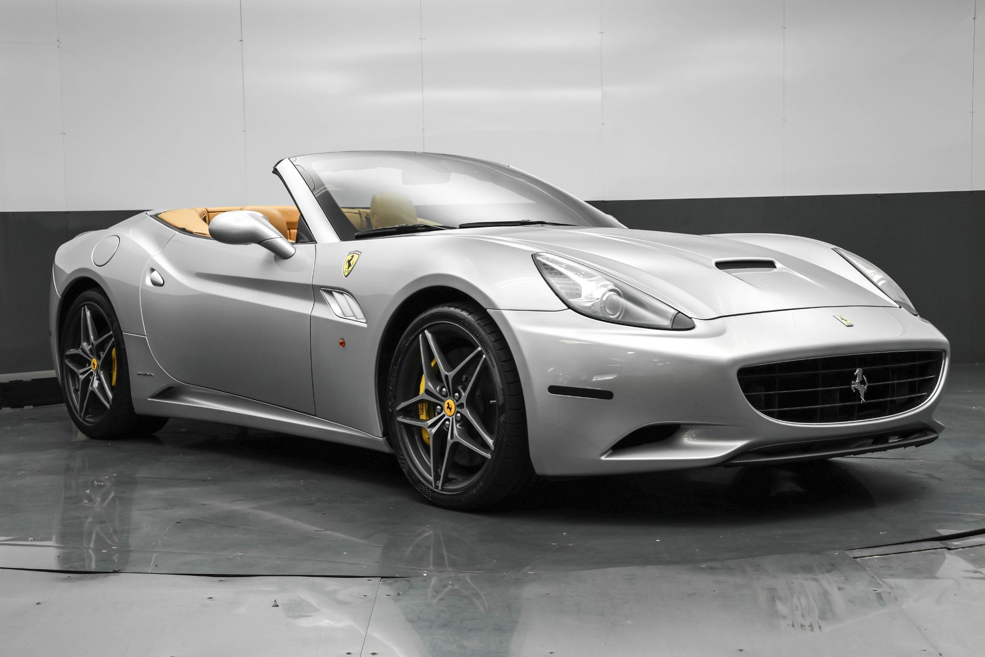 Used 2011 Ferrari California image 4