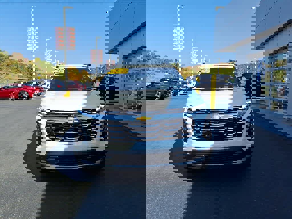 Used 2025 Chevrolet Equinox LT w/ Convenience Package II image 2