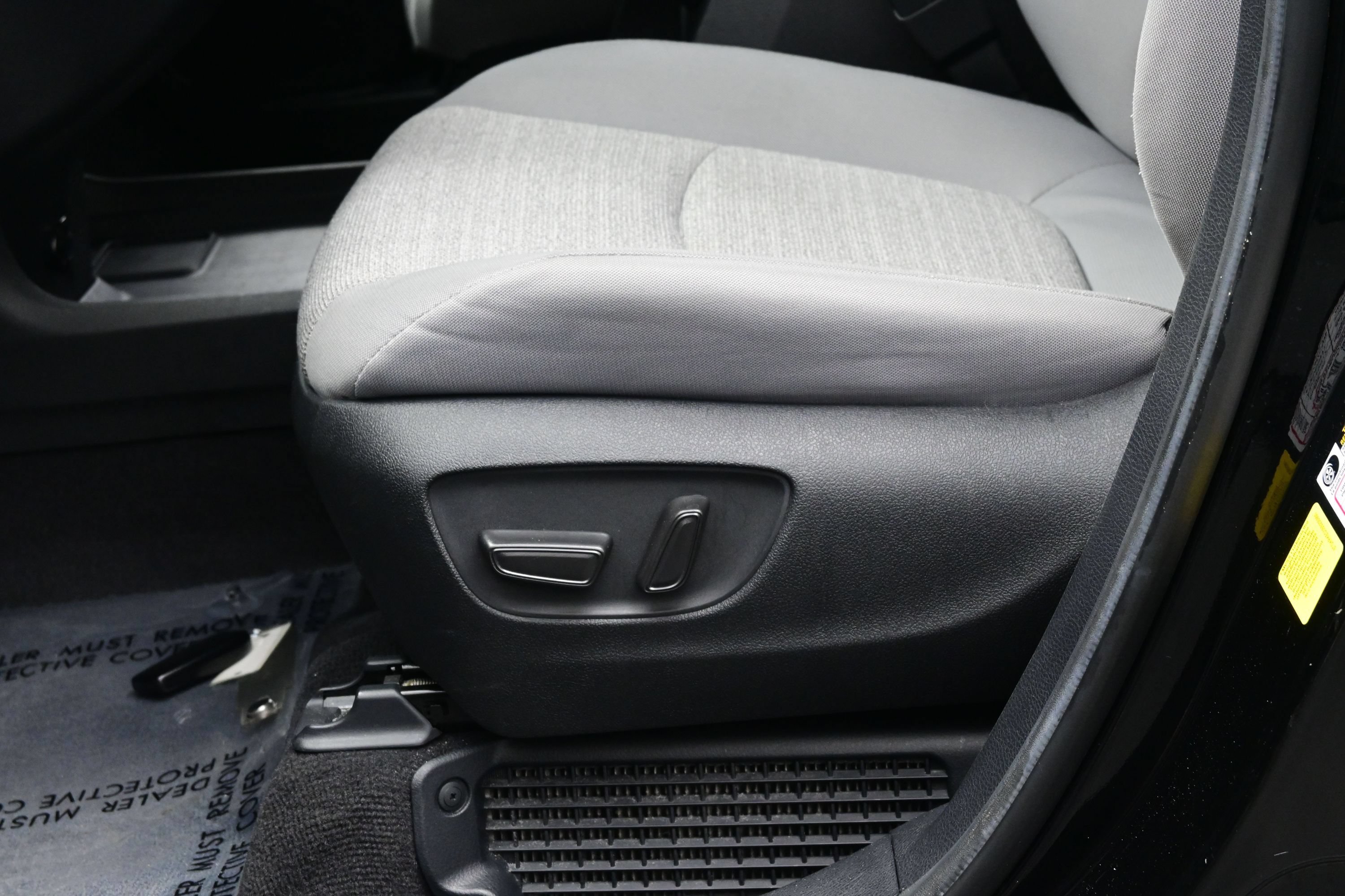 Used 2025 Toyota Sienna LE FWD image 11