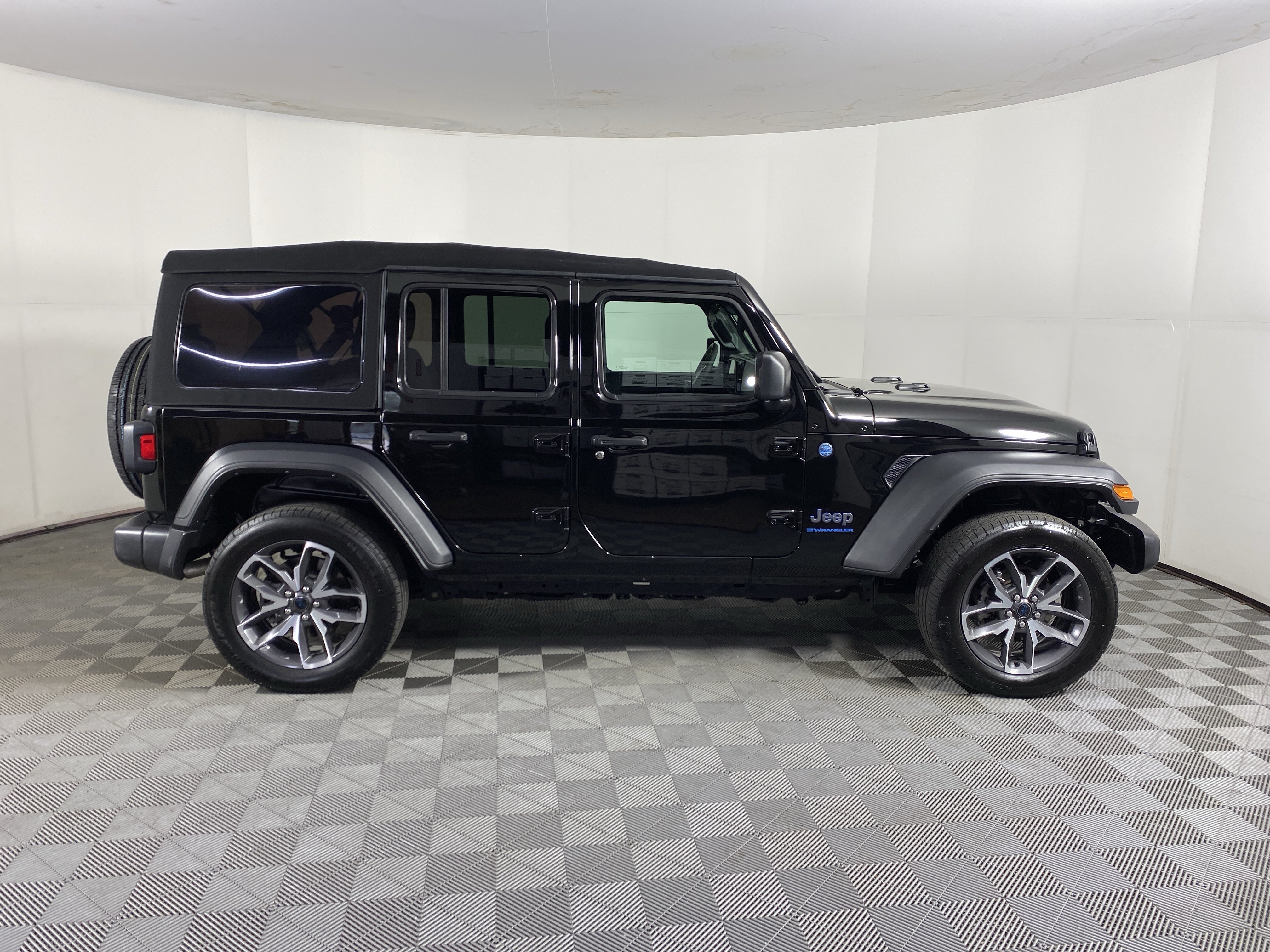 Used 2024 Jeep Wrangler Unlimited w/ Convenience Group AWD/4WD image 6